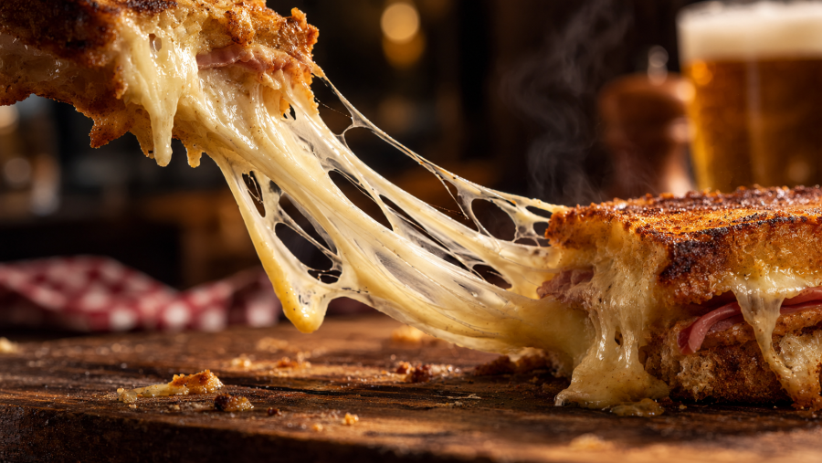 Fromage qui file : la science cachée derrière votre croque-monsieur